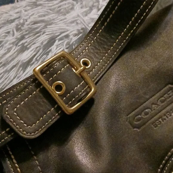 Vintage Coach black leather saddle bag with brass turn-lock clasp and hardware. - Picture 4 of 7